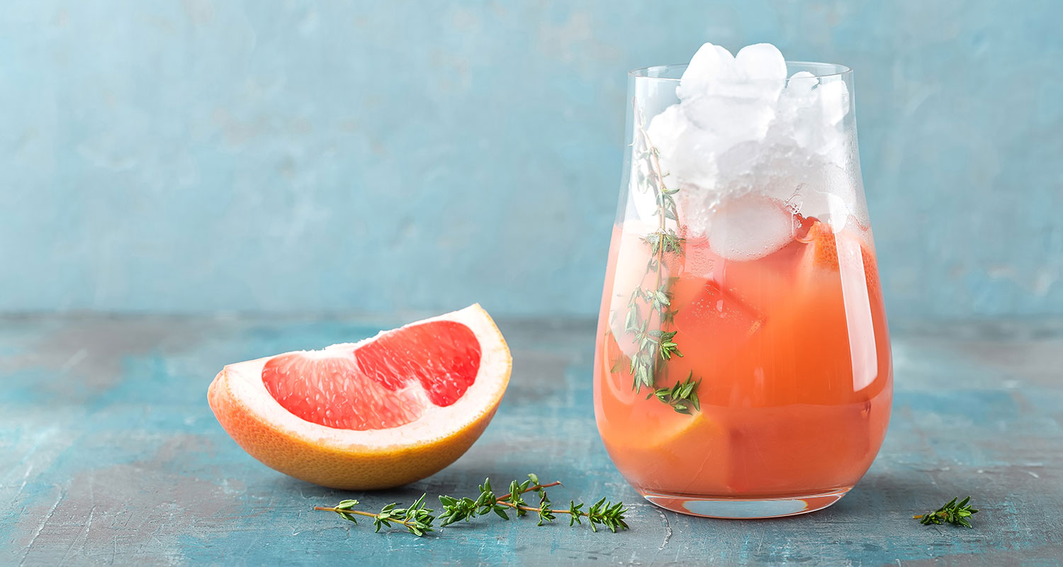 grapefruit-and-thyme-gin-cocktail-refreshing-drink-PF622RJ